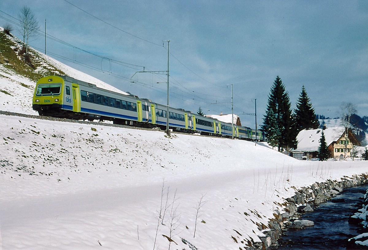 BLS: Re Luzern-Bern mit einem ehemligen SBB EW ||| Pendel im Luzerner-Hinterland bei Wiggen unterwegs im Dezember 2004.
Foto: Walter Ruetsch