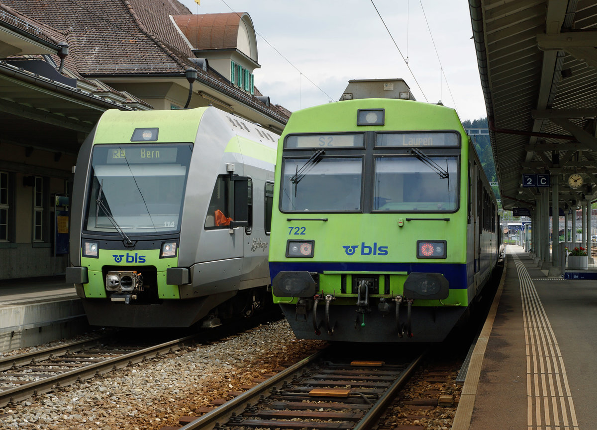 BLS: RE Luzern-Bern mit RABe 535  LÖTSCHBERGER  und der S 2 nach Konolfingen Gümligen Bern Laupen mit einem RBDe 565-Pendel in Langnau im Emmental am 14. Mai 2016.
Foto: Walter Ruetsch 