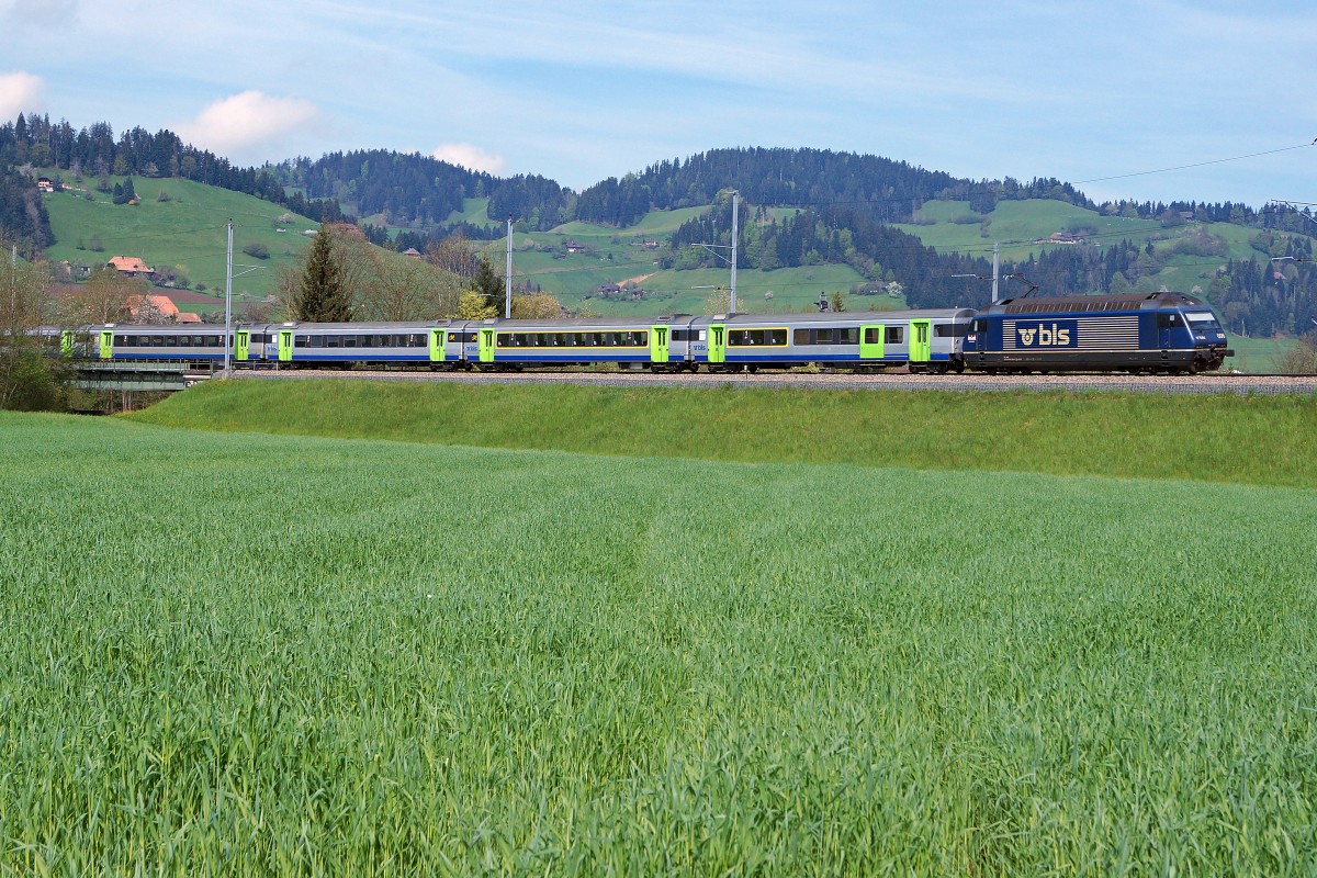 BLS: RE Luzern-Bern mit der Re 465 006 kurz nach Langnau im Emmental am 29. April 2015.
Foto: Walter Ruetsch