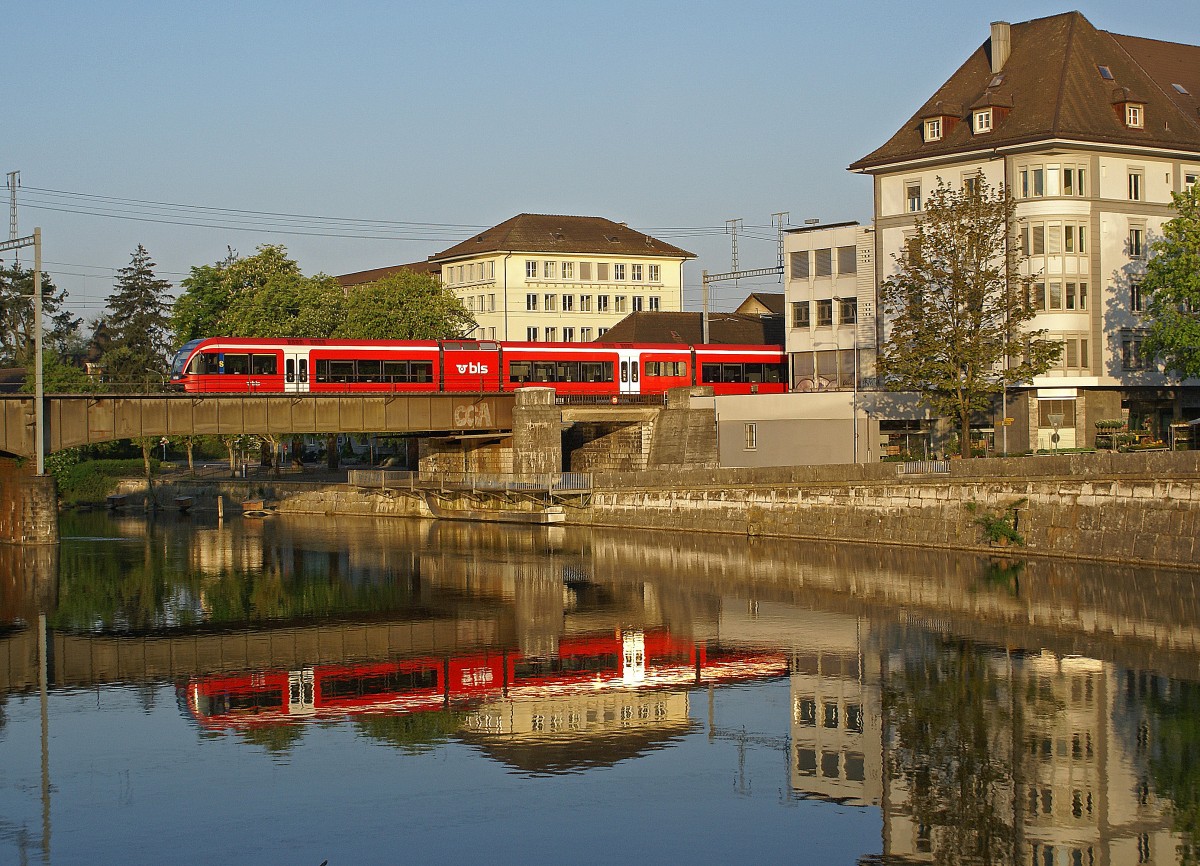 BLS: Seit dem Fahrplanwechsel 2013 verkehren die roten GTW ex BLS, ex RM wieder in Solothurn, jedoch mit SBB-Anschrift. Am frühen Morgen des 22. April 2007 konnte noch ein GTW der BLS auf der Aarebrück in Solothurn im Bilde festgehalten werden.
Foto: Walter Ruetsch