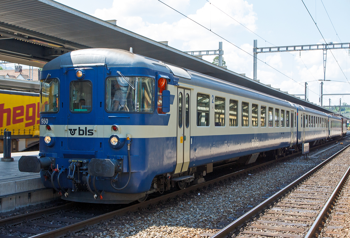 BLS Steuerwagen (2. Klasse) Bt 50 63 20 - 33 950-6 als Zugspitze einer Einheitswagen I –Garnitur (EW I) und als Schublok die BLS Re 4/4 - 192  Spiez  (Re 425) am 28.05.2012 im Bahnhof Spiez.
Der EW I Steuerwagen ist Baujahr 1963.

Technische Daten:
Spurweite: 1.435 mm (Normalspur)
Anzahl der Achsen: 4
Lnge ber Puffer: 24.200 mm
Drehzapfenabstand: 17.600 mm
Sitzpltze: 79 (2. Klasse)
Bremse:  O-R
