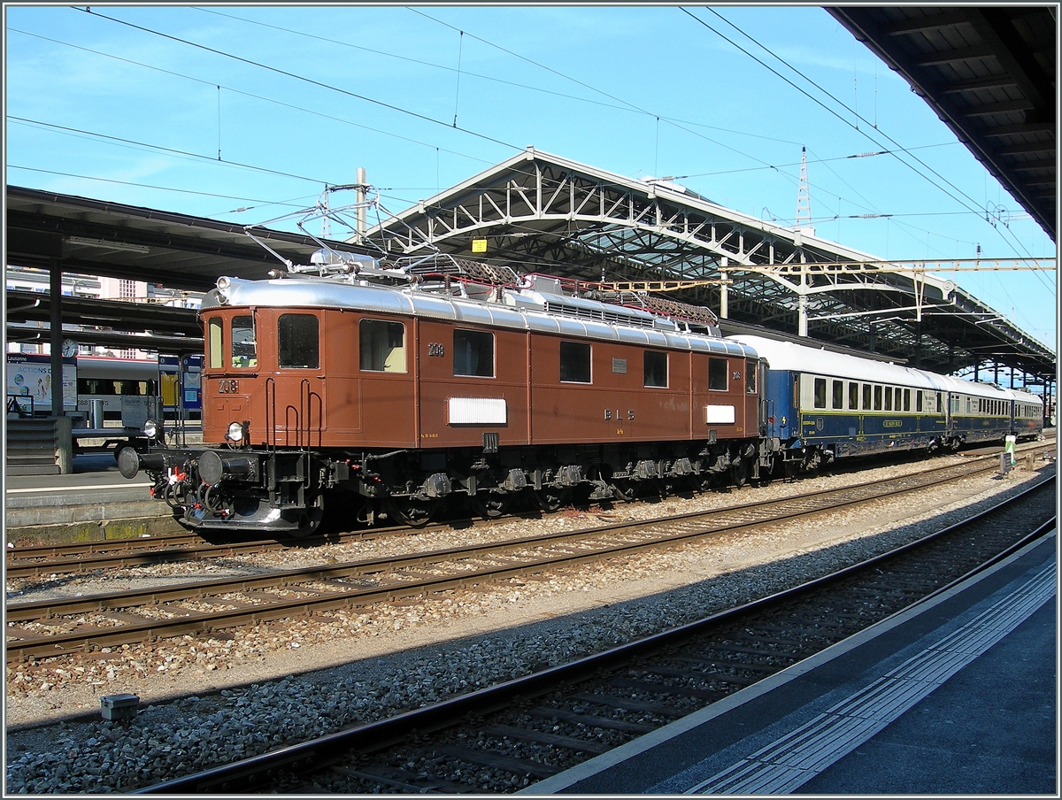 BLS Triebfahrzeuge sind hin und wieder in Lausanne zu sehen; aber eine der formschönen BLS Ae 6/8 ist dann doch eine sehr grosse Seltenheit! Hier verlässt die Ae 6/8 208 mit einem Extrazug Lausanne Richtung Domodossola.
7. Juni 2015