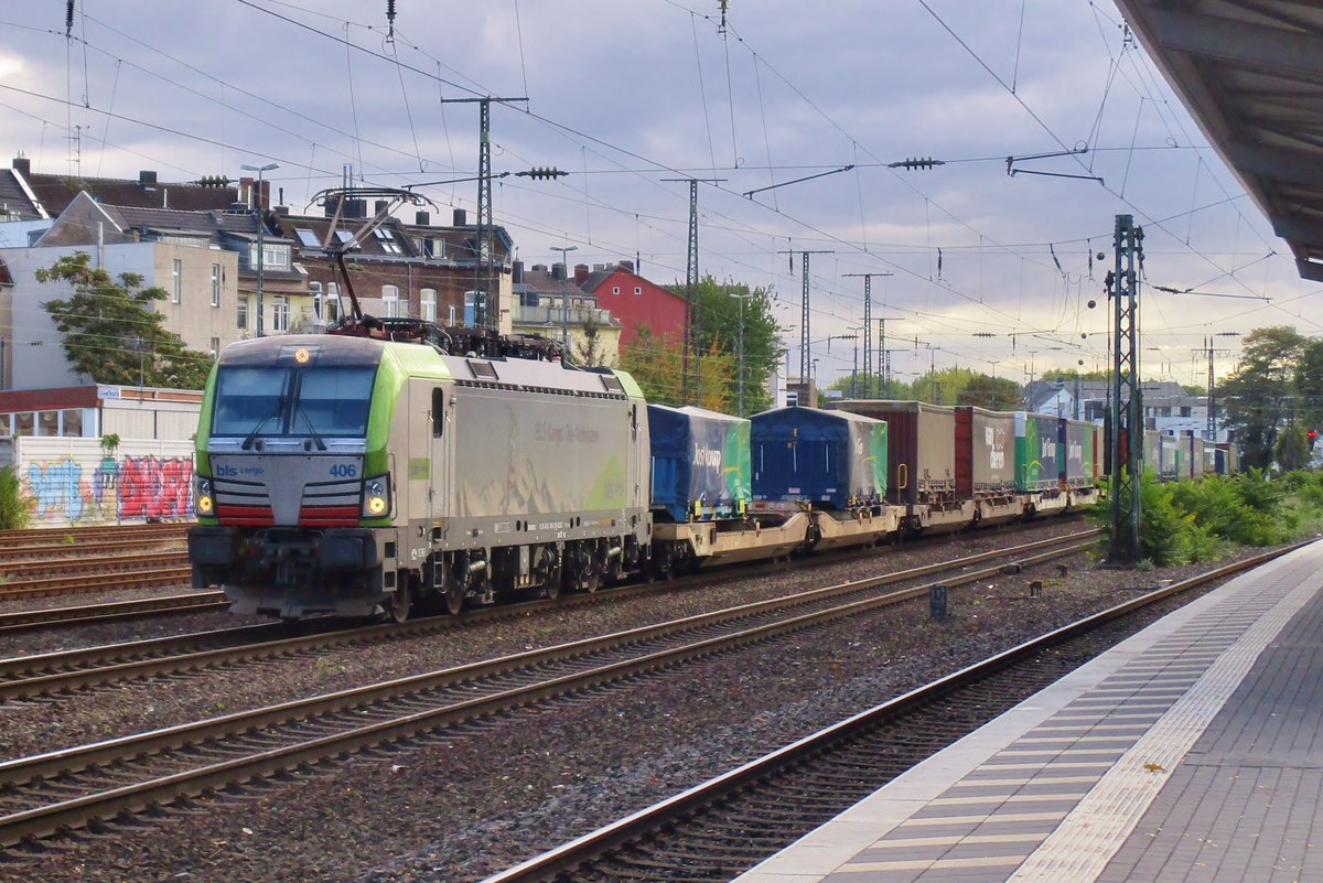 BLS Vectron 475 406 durchfahrt mit der Cabooter-Shuttle Kln West am 24 September 2018. 