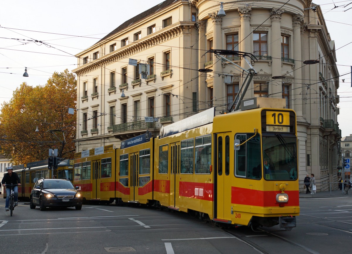 BLT: Tramzug der Linie 10 nach Dornach bestehend aus dem Be 4/8 249 und einem alten Be 4/6 bei der Einfahrt in die Haltestelle Bankverein am 30. Oktober 2015 bei herbstlicher Abendstimmung.
Foto: Walter Ruetsch  