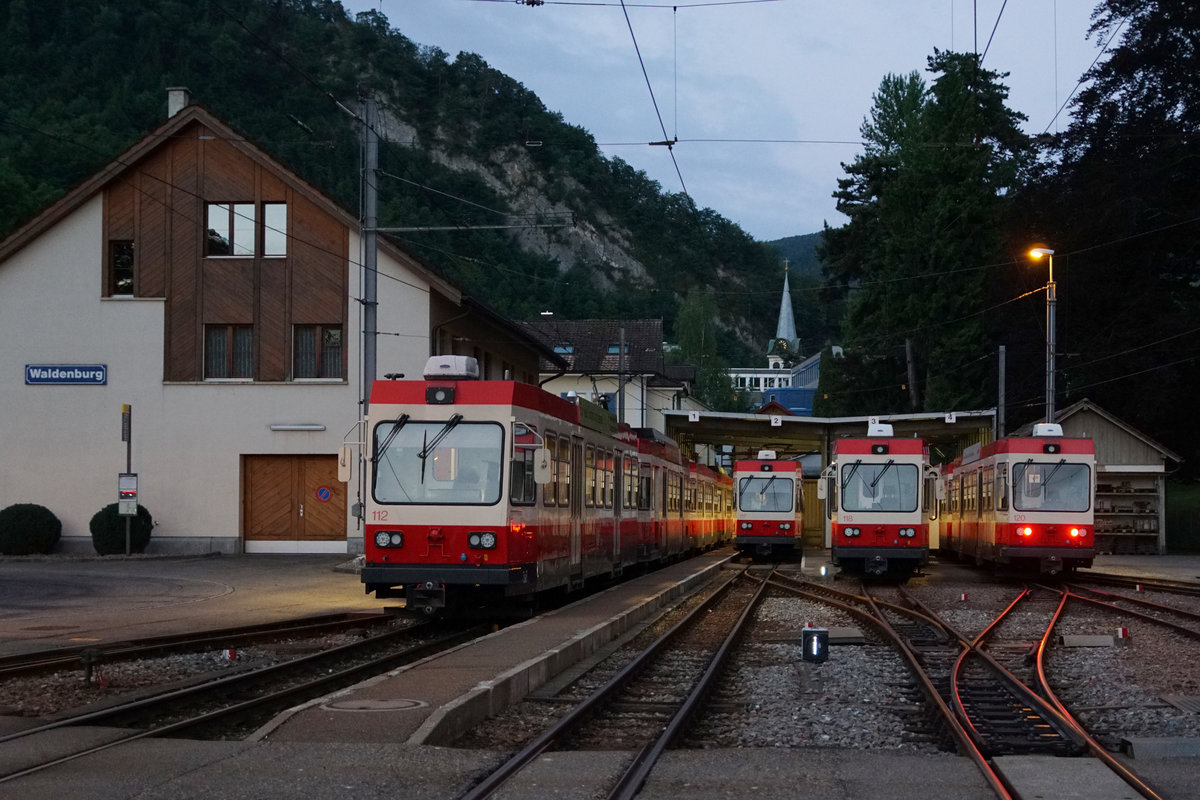 BLT/WB: Am frühen Morgen ist die Welt noch in Ordnung. Nicht gestellte Fahrzeugparade in Waldenburg vor der Ausfahrt des ersten Zuges. Am 13. Juni 2017 hiess es für den Bahnfotografen früh aufstehen!
Foto: Walter Ruetsch