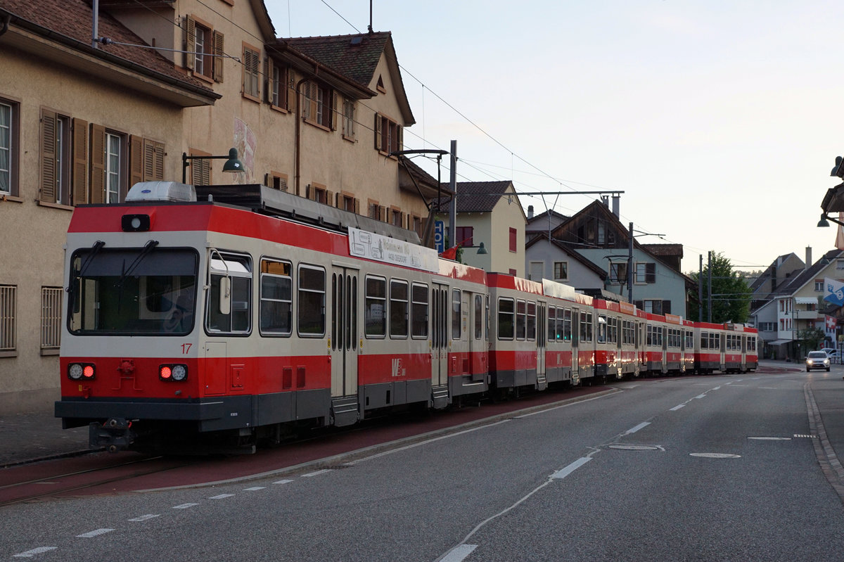 BLT/WB: Am frhen Morgen ist die Welt noch in Ordnung. Morgenzug bestehend aus fnf Wagen auf der Fahrt nach Liestal am 13. Juni 2017. Bei der Ortsdurchfahrt Oberdorf BL wird die WB zur Strassenbahn.
Foto: Walter Ruetsch