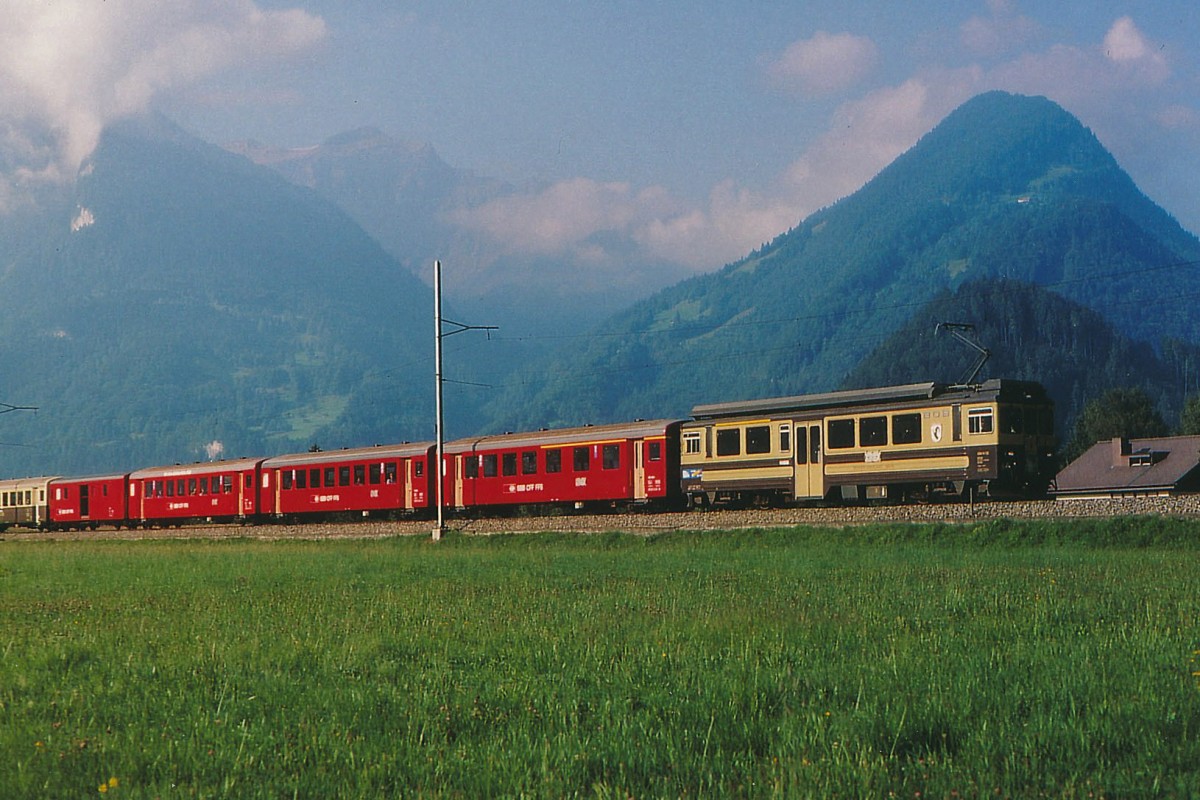 BOB/SBB Brnig: SBB Personenwagen auf Privatbahnen. Im Jahre 1971 standen bei der BOB rote SBB-Brnigwagen im Einsatz. Die Aufnahme des bunten BOB-Zuges, der mit einem ABehll 311-313 (1986) gefhrt wurde, ist kurz vor der Endstation Interlaken-Ost entstanden.
Foto: Walter Ruetsch