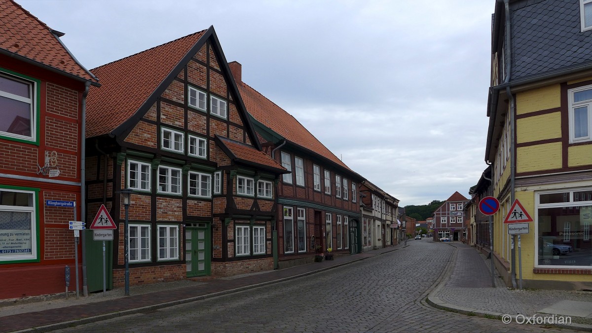 Boizenburg, Klingbergstraße mit Fachwerkhäusern und Kopfsteinpflaster.