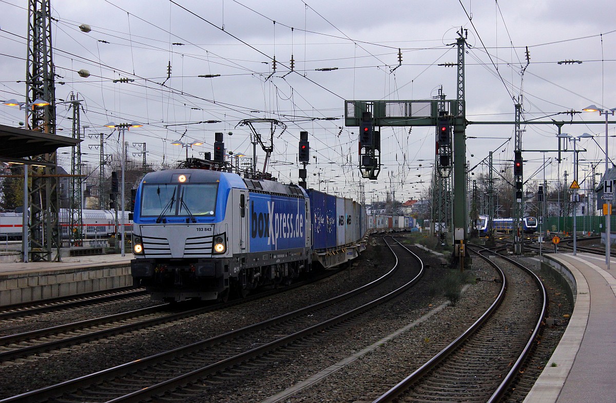 BoXxpress Vectron 193 843-0 fährt hier mit einem Ganzzug bestehend aus den neuen 80ft Einrahmenwaggon Sggnss178 durch den Bremer Hauptbahnhof. 20.11.2015