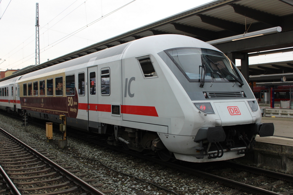 Bpmmdbzf 286. 61 80 80 91 101 Steuerwagen 50 Jahre Intercity am 03.12.2021 im Rostocker Hbf.