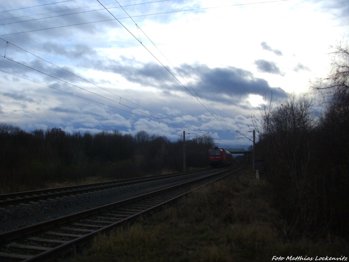 BR 143 als S7 mit ziel Halle-Trotha unterwegs zwischen Halle - Zscherbener Strae und Halle - Sdstadt am 11.12.14