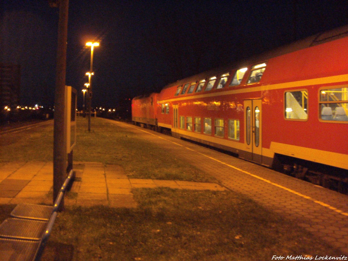 BR 143 mit dem RE9 mit ziel Stralsund Hbf im Bahnhof Stralsund Rgendamm am 25.11.13