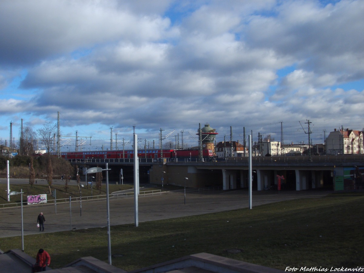 BR 143 mit einer Regionalbahn Bei der Einfahrt in den Bahnhof Halle Saale Hbf am 16.2.14