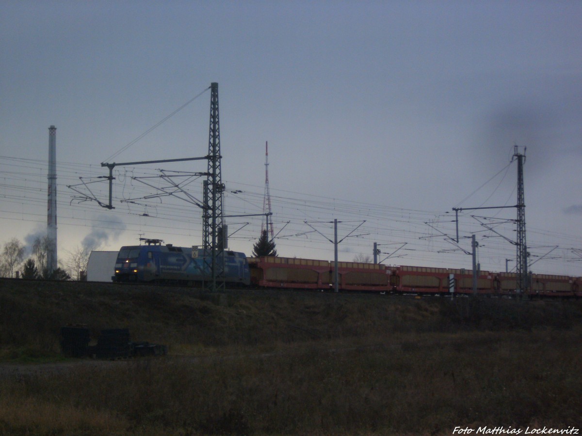 BR 152 mit einem Leeren Autotransportzug unterwegs nach Leipzig - Hier bei Halle-Brucksdorf am 13.12.14