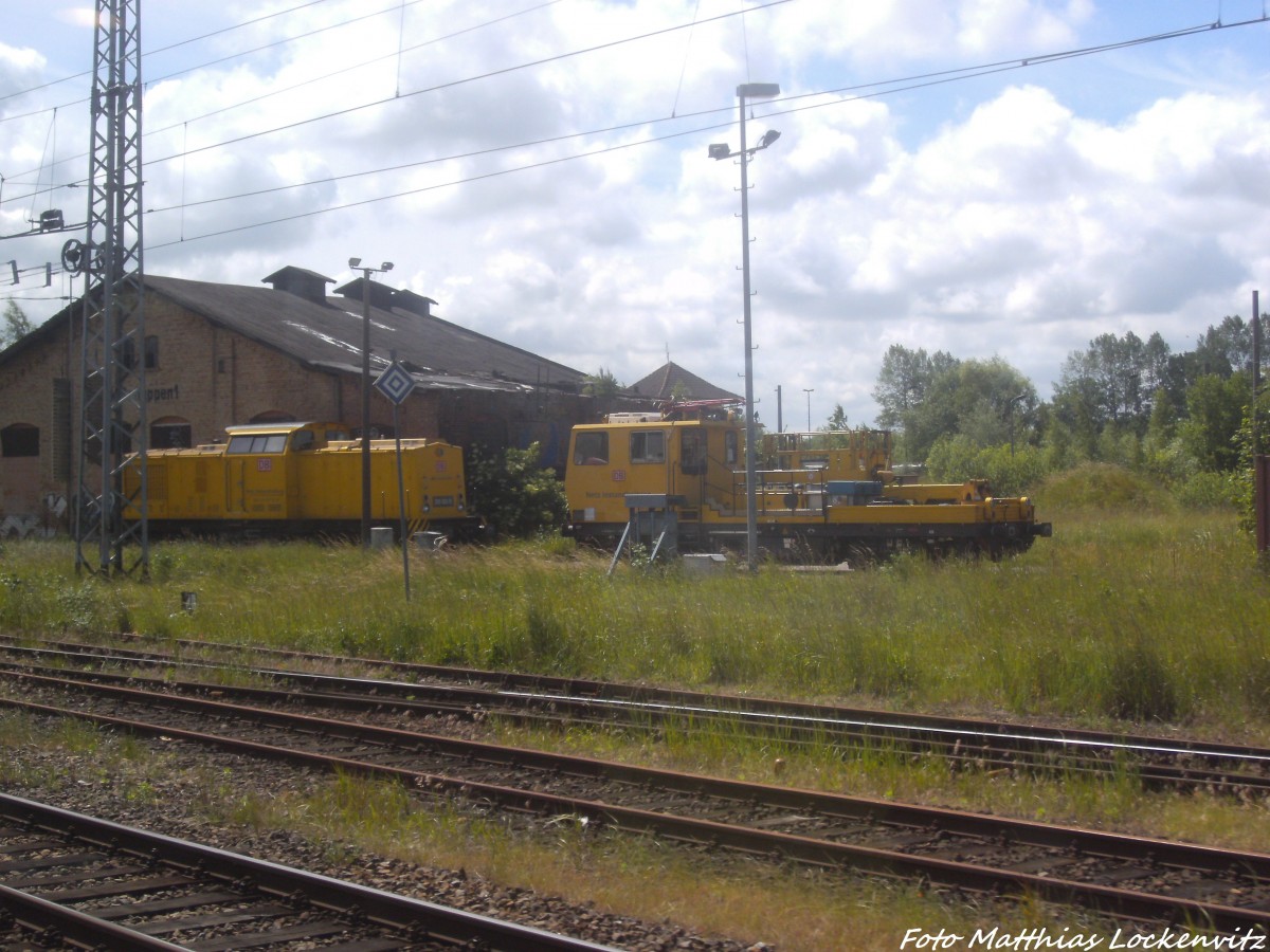 BR 203 und Ein Instandhaltungsfahrzeug abgestellt im Bahnhof Stralsund Hbf am 12.6.14