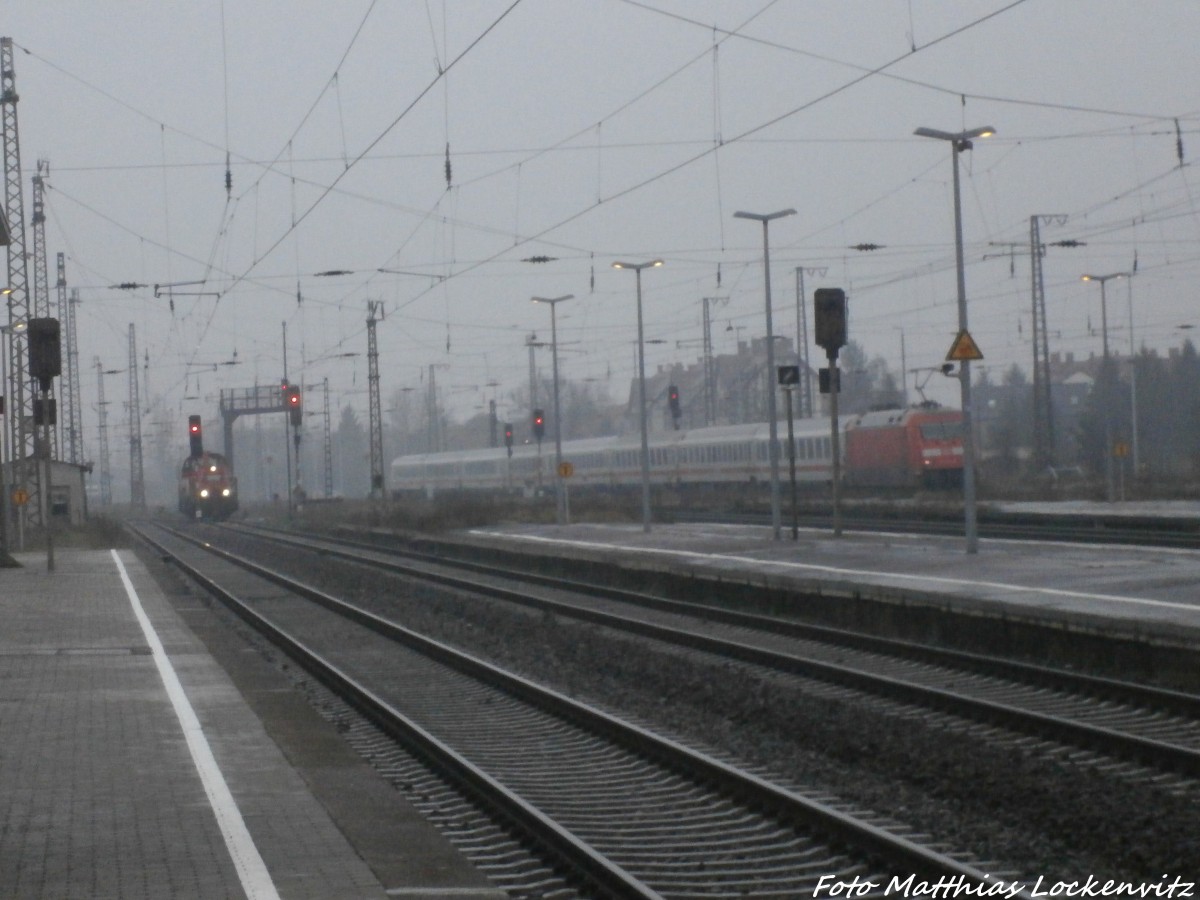 BR 261 trafft im Bahnhof Grokorbetha auf eine BR 101 mit einem InterCity am 22.1.15