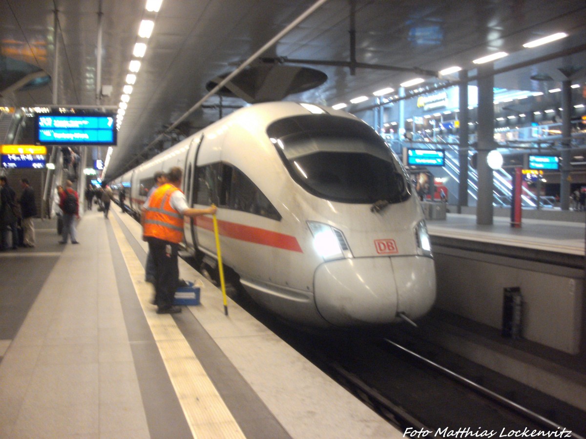 BR 411 mit ziel Hamburg-Altona im Bahnhof Berlin Hbr (Tief) am 1.9.14