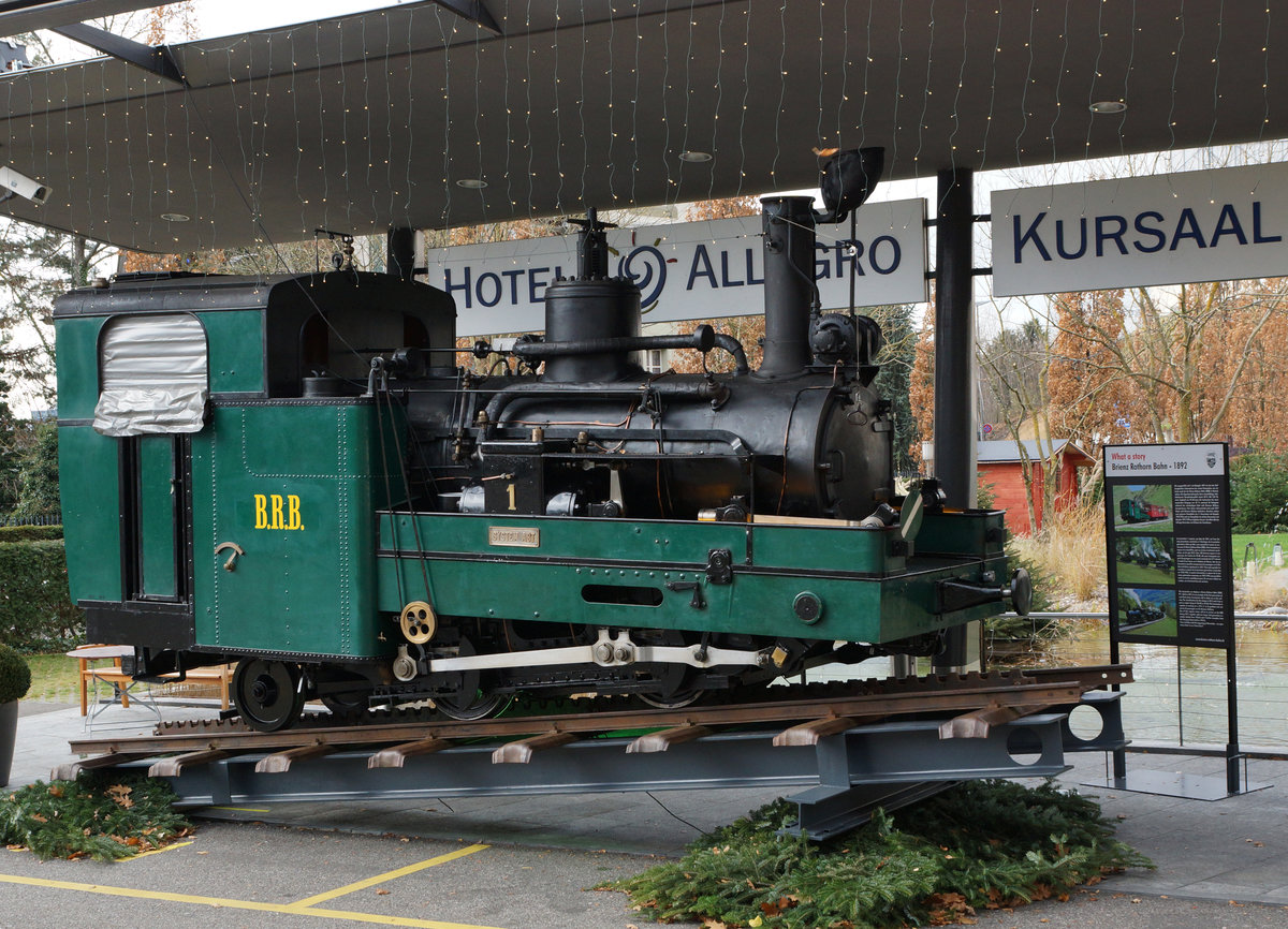 BRB: Zur Zeit prsentiert sich die lteste Lok Nummer 1 der BRB vor dem Kursaal in Bern (28.11.2016).
Foto: Walter Ruetsch