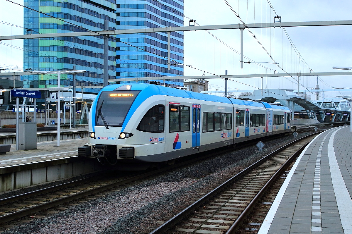 Breng direct (braucht man wohl nicht zu übersetzen) betreibt nicht nur den Busverkehr in und um Arnhem, sondern auch die Bahnlinie Arnhem - Zevenaar - Doetichem. Eingesetzt werden GTW 2/8 von Stadler, am 02.01.2018 verlässt ein solcher Triebwagen Arnhem Centraal.