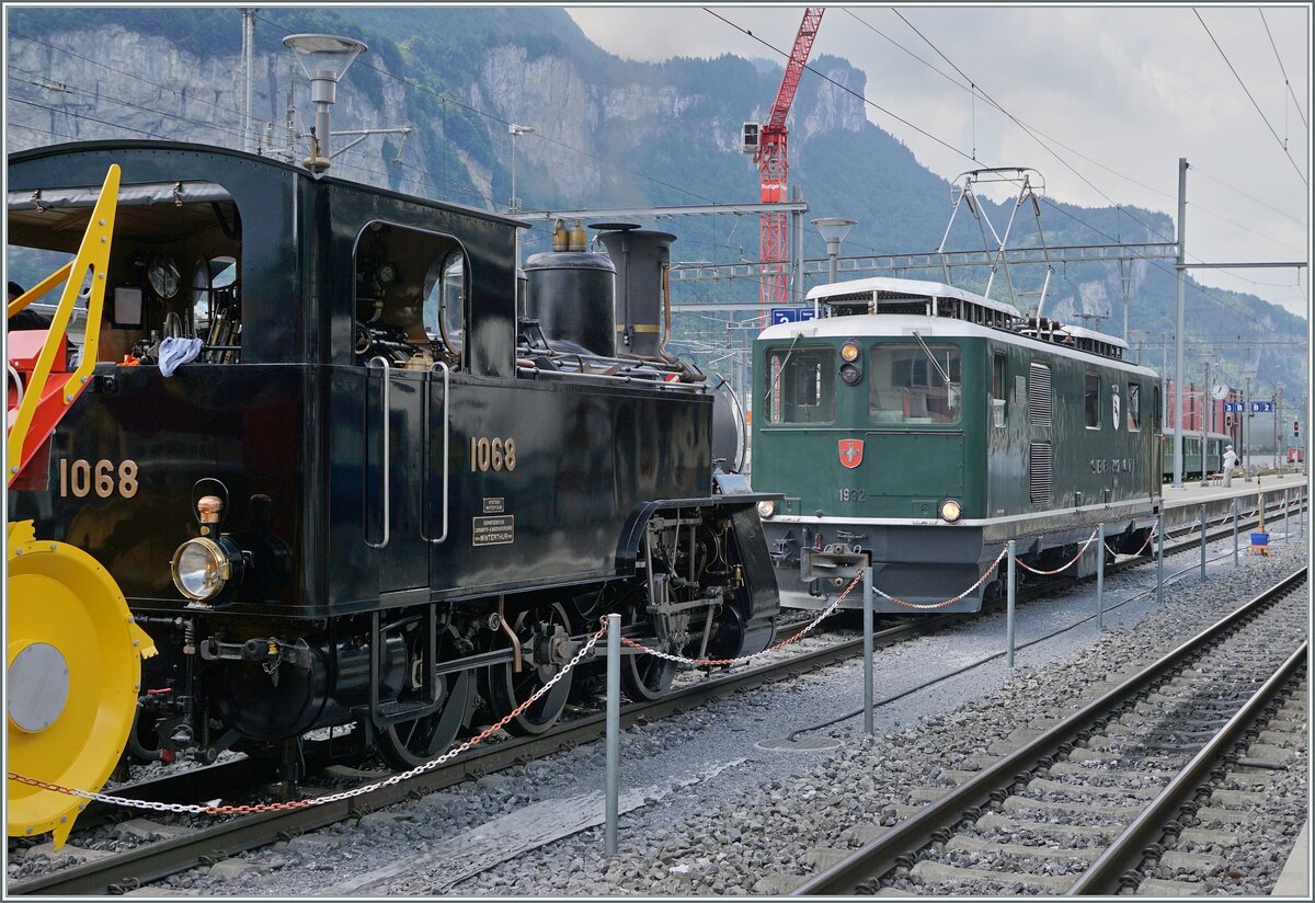Brünigbahn Berglok unter sich: im Vordergrund (und leider angeschnitten) die SBB HG 3/3 1068 und im Hintergrund der  Muni, die HGe 4/4 1992.
Während von den HGe 4/4 I nur zwei Stücke gebaut wurden, lieferte die SLM von 1905 bis 1926 18 Loks der SBB  Gruppe 94  an die Brünigbahn. 
Eine dieser Lok, die HG 3/3 1063 für das  Verkehrshaus in Luzern aufgeschnitten um so dem Besucher die Technik / Funktionsweise der Dampflok zu präsentieren. 

23. August 2025