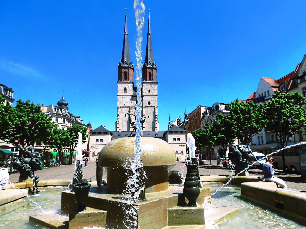 Brunnen auf dem Hallmarkt mit Blick auf die Kirche am Marktplatz Halle (Saale) am 14.6.17