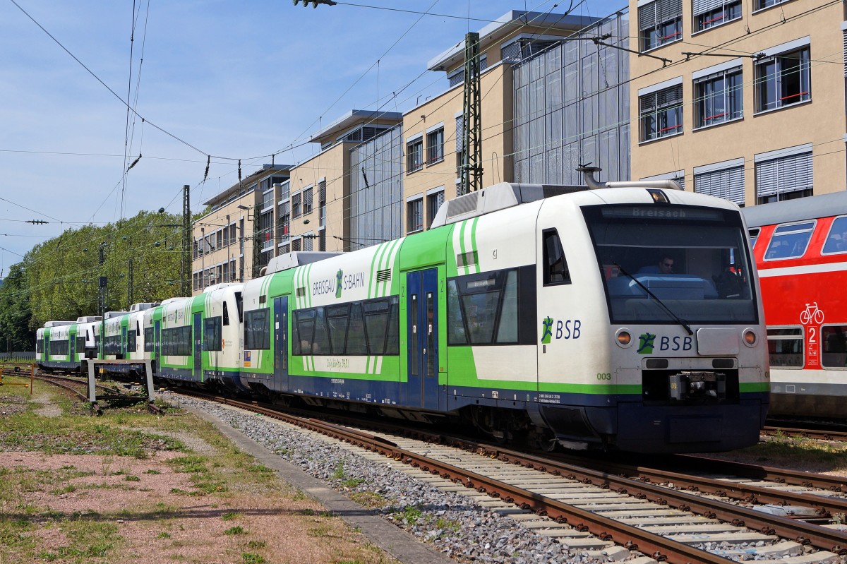 BSB: Die Regio-Shuttle RS 1 von Stadler der Breisgau S-Bahn verkehren auf den Strecken Freiburg-Breisach und Freiburgs-Elzach. Die Aufnahme eines Vierwagenzuges ist am 28. Mai 2015 in Freiburg im Breisgau entstanden.
Foto: Walter Ruetsch 