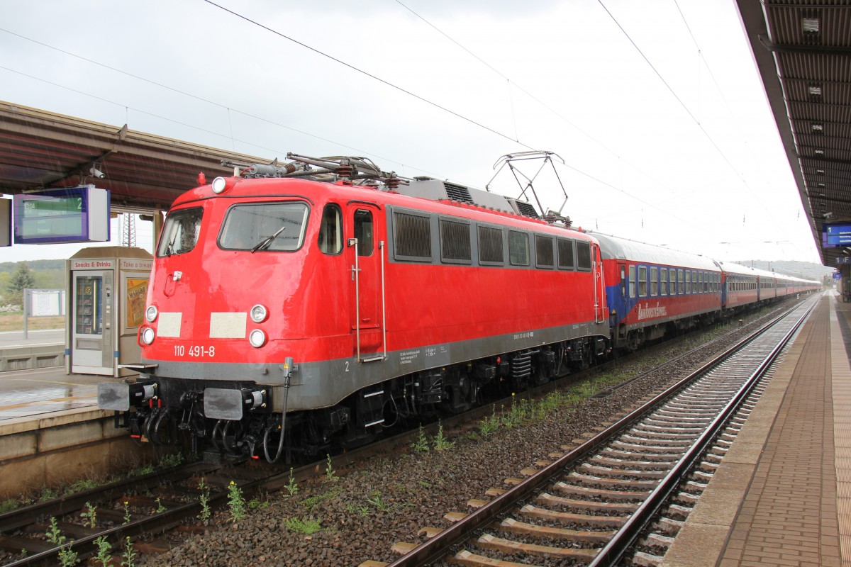 BTEX 110 491-8 mit dem Pilgersonderzug DPE 20035 von Berlin Grunewald nach Kufstein, am 26.04.205 beim Halt in Naumburg Hbf. (Foto: Wolfgang Krolop)
