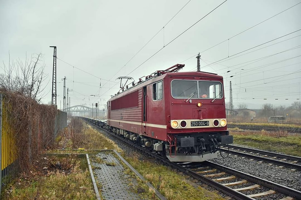 Budamar West 250 004-9 mit leeren Containertragwagen Richtung Weißenfels, am 05.03.2024 in Naumburg (S) Hbf. (Foto: Maik Köhler)