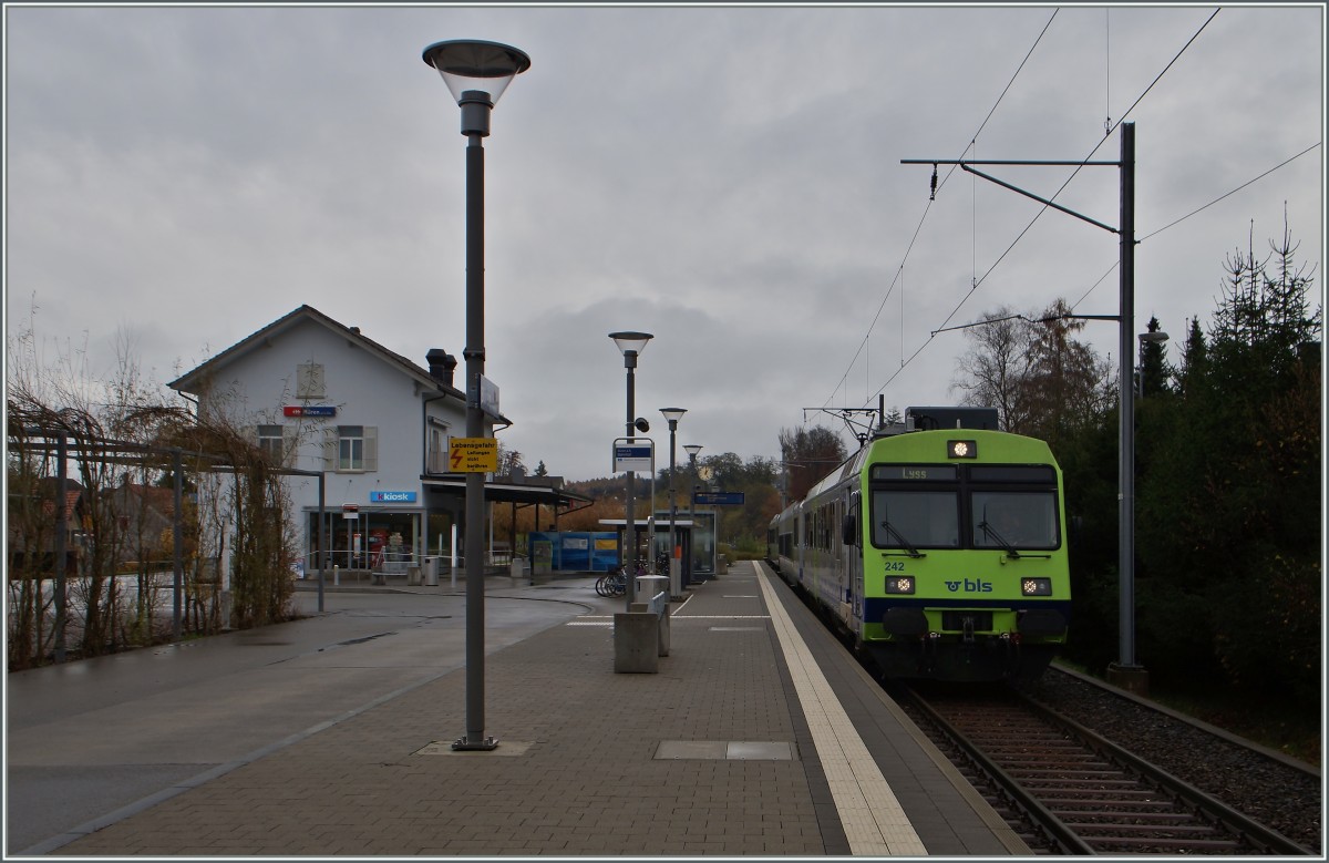 Büren an der Aare heute: ein Stumpengleis genügt, der  Bahnhof  hat keine Weichen, kein Personal mehr, aber ein sehr breites Perron und zwei Prellböcke...
15. Nov. 2014