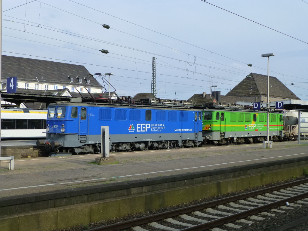 Bunt ist diese Doppetraktion von DR 242ern, nmlich 142 042-1 in blau 142 103-1 in grn bzw. den WAB-Farben. Beide ziehen am 3.8. einen Ganzzug Staubgutwagen durch Hamm.