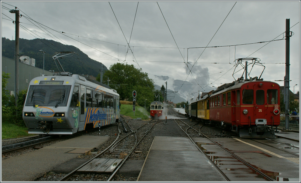 Bunte Schmalspurbahn Ambiente mit dem einfahrenden CEV Beh 2/4 72, dem abgestellten BDeh 2/4 75 und dem B-C RhB Bernina ABe 4/4 N 35.
8. Sept. 2013