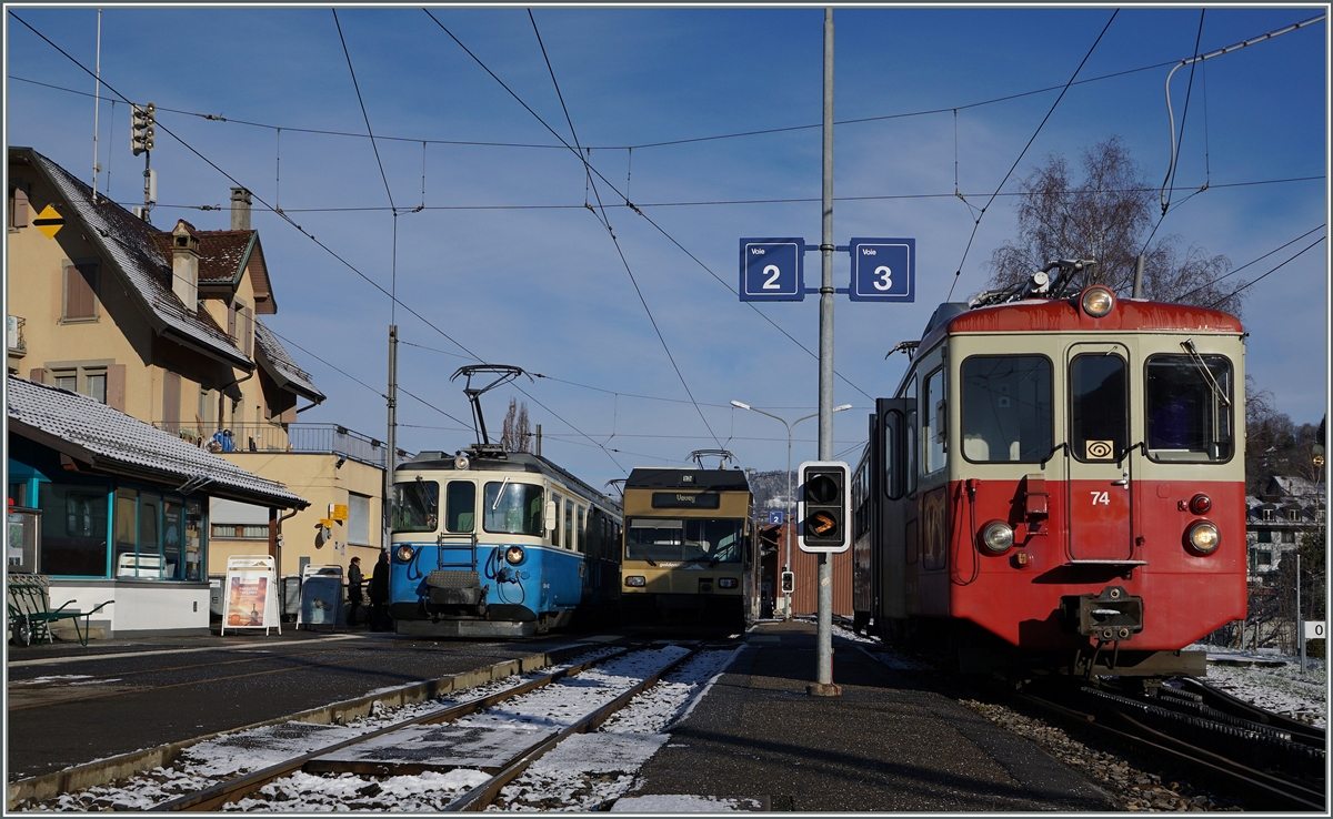 Bunte Vielfalt in Blonay: MOB ABDe 8/8 als Schüler Extrazug von Vevey nach Château d'Oex, GTW 2/6 7003  ex Blonay  wartet auf die Abfahrt nach Vevey und der CEV BDeh 2/4 74 wird auf Les Pléiades fahren.
7. März 2016