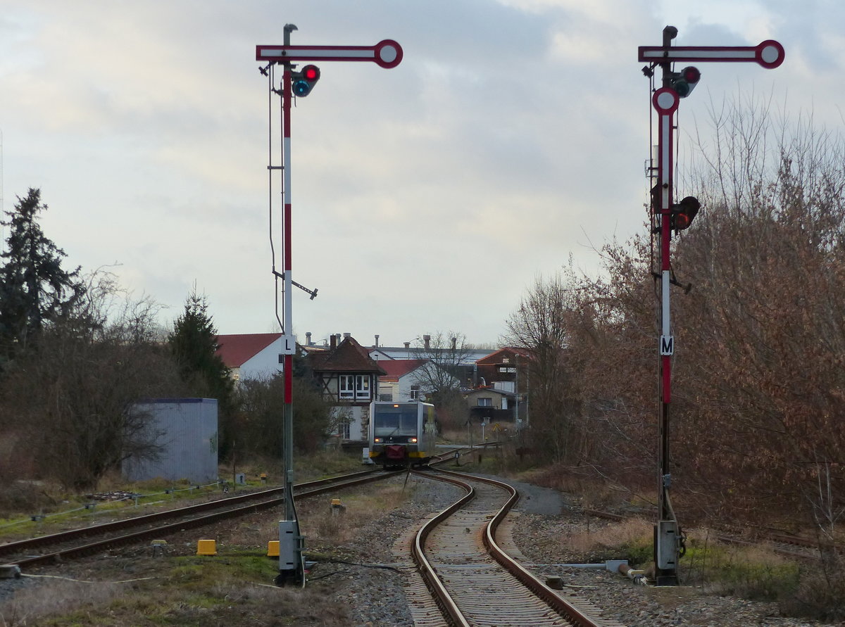 Burgenlandbahn 672 901 als RB 26881 von Wangen nach Naumburg Ost, am 27.12.2016 bei der Einfahrt in Laucha.