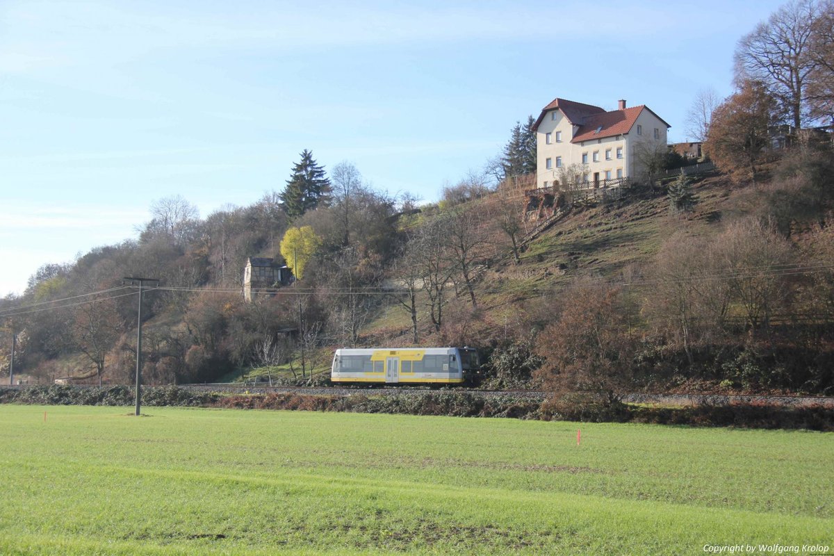 Burgenlandbahn 672 901 als RB 26872 von Naumburg Ost nach Wangen, am 05.12.2018 bei Kleinjena. (Foto: Wolfgang Krolop)