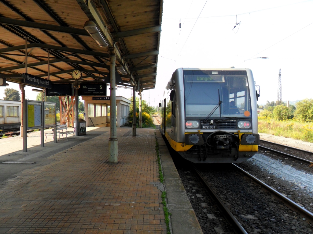 Burgenlandbahn 672 901 als RB von Naumburg (S) Ost nach Wangen (U), am 01.09.2011 am Bahnsteig 5 in Naumburg (S) Hbf. (Foto: Thomas Fritzsche)