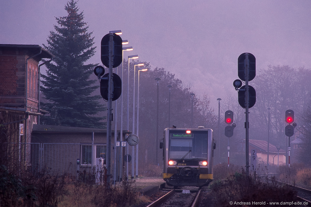 Burgenlandbahn 672 901 steht am 07.12.2006 als RB nach Naumburg Ost abfahrbereit im Bf Nebra. (Foto: Andreas Herold)