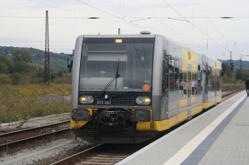 Burgenlandbahn 672 902 + 672 907 als RB 34874 von Naumburg Ost nach Wangen, am 05.10.2013 am modernisierten Bahnsteig 5 in Naumburg Hbf. (Foto: Alex Huber)