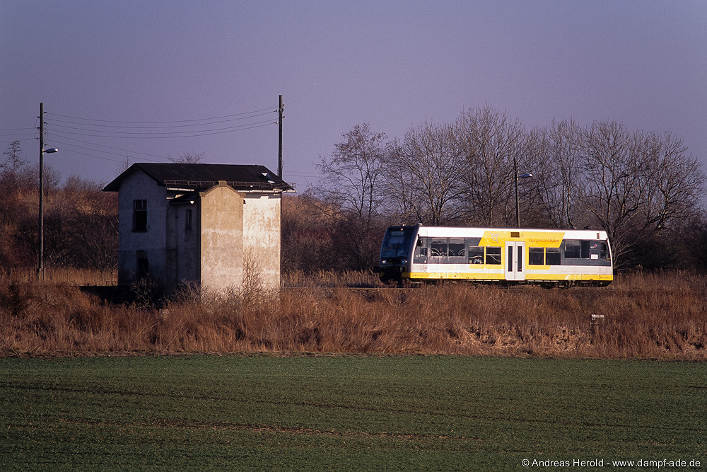 Burgenlandbahn 672 902 als RB von Zeitz nach Wei�enfels, am 17.01.2005 bei Luckenau. (Foto: Andreas Herold)