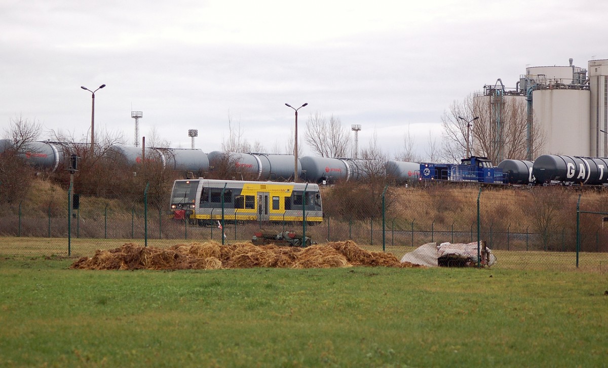 Burgenlandbahn 672 903 als RB 34876 von Naumburg Ost nach Wangen und InfraLeuna 211 auf den Anschlussgleisen der EBS, um Kesselwagen zu holen, am 06.01.2014 in Karsdorf. (Foto: dampflok015)