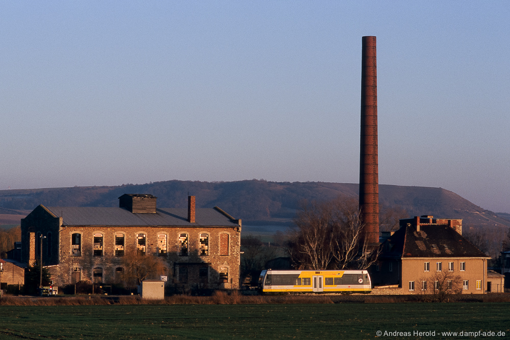 Burgenlandbahn 672 904 am 07.12.2006 als RB nach Nebra in H�he der fr�heren Zuckerfabrik in Laucha. (Foto: Andreas Herold)