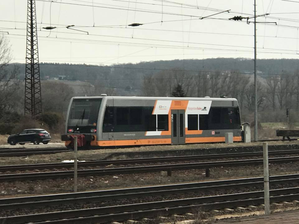 Burgenlandbahn 672 904 präsentierte sich am 19.03.2018 in Naumburg Hbf in einem neuen Design. (Foto: Christian Voigt)