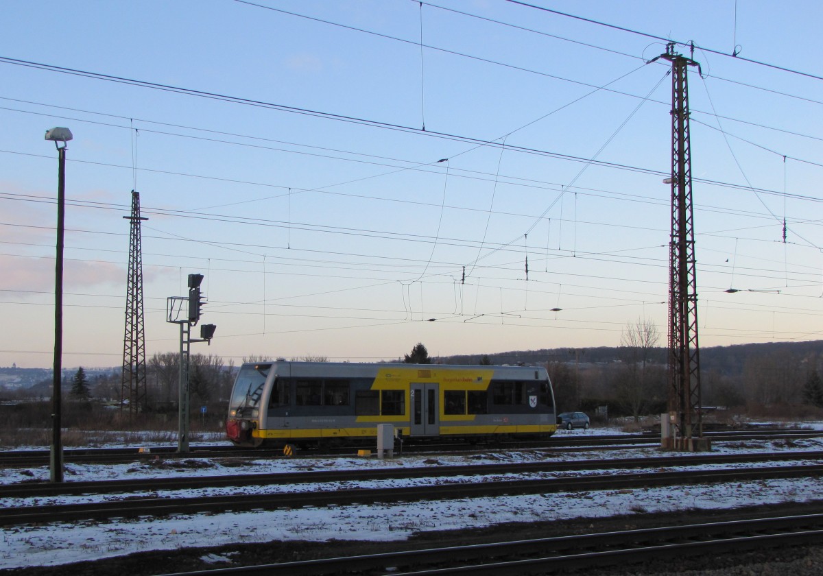 Burgenlandbahn 672 905 als RB 34882 von Naumburg Ost nach Wangen, am 27.01.2014 bei der Ausfahrt in Naumburg Hbf.