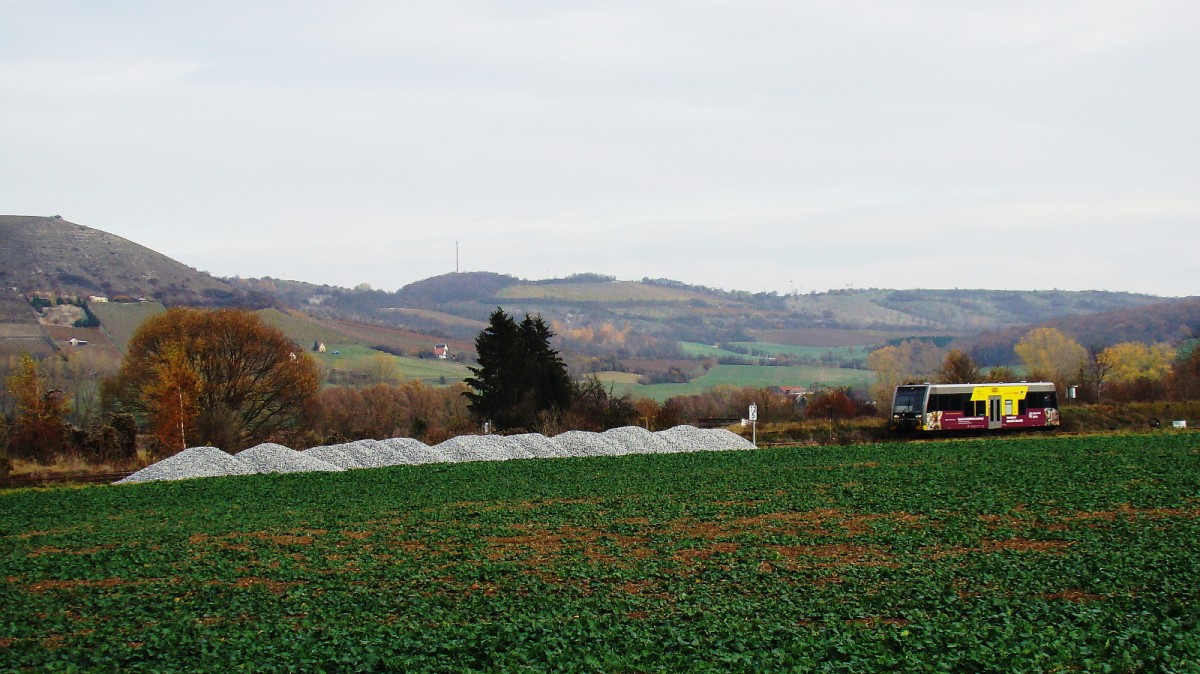 Burgenlandbahn 672 905 als RB 34876 von Naumburg Ost nach Wangen, am 06.11.2015 bei Laucha. (Foto: Günther Göbel)