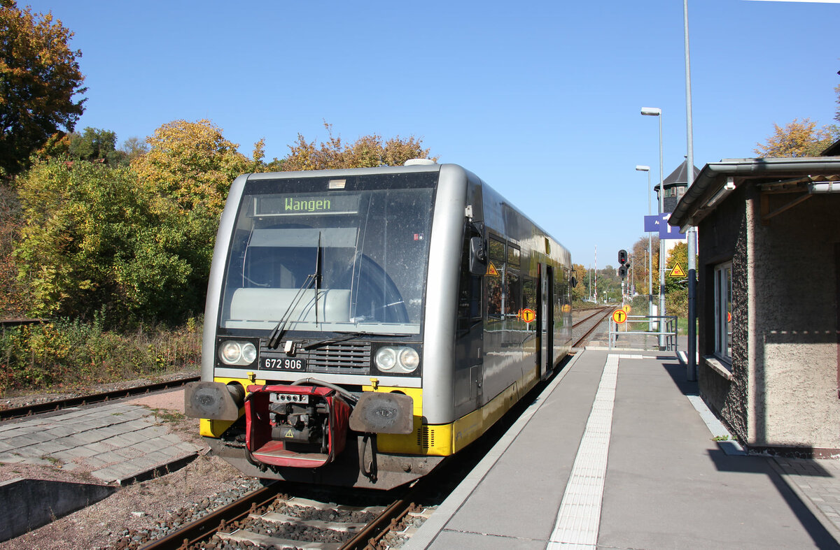 Burgenlandbahn 672 906 als RB 80558 von Naumburg Ost nach Wangen, am 15.10.2018 beim Halt in Nebra. (Foto: Wolfgang Krolop)