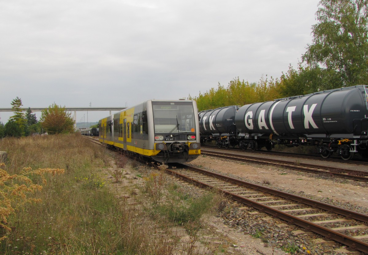 Burgenlandbahn 672 909 + 672 917 als RB 34876 von Naumburg Ost nach Wangen, am 05.10.2013 bei der Durchfahrt im ehemaligen Bahnhof Karsdorf.