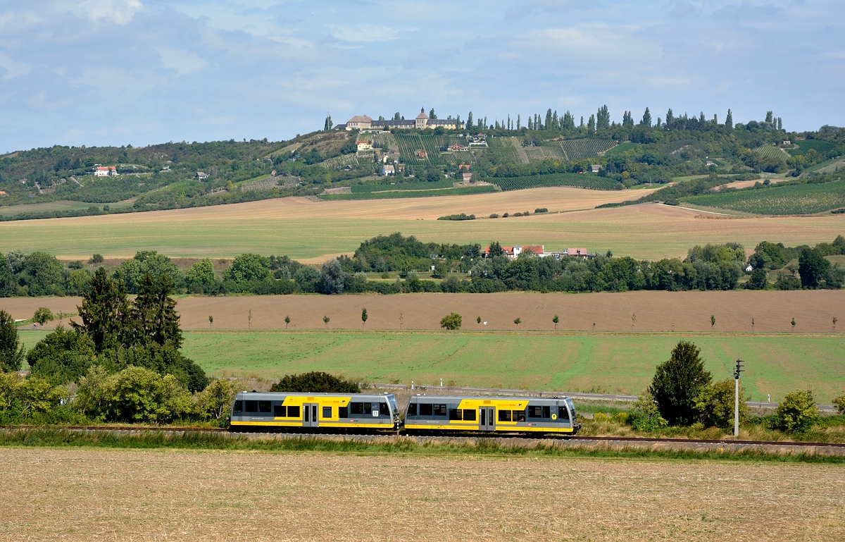 Burgenlandbahn 672 909 + 672 xxx als RB 34875 von Wangen nach Naumburg Ost, am 20.08.2016 im Unstruttal bei Laucha. (Foto: Hans-J�rgen Warg)

