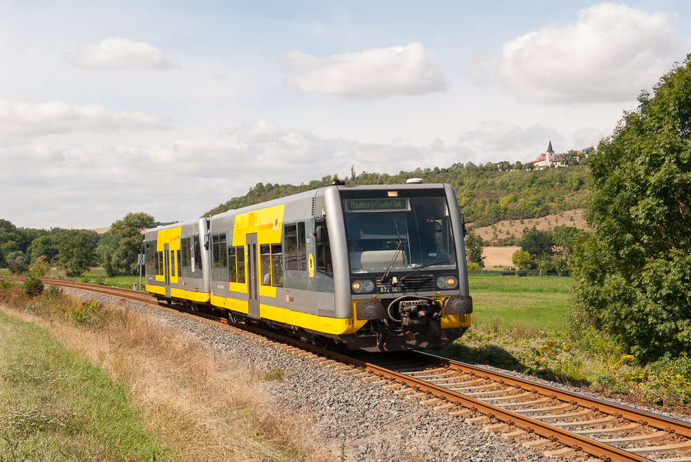 Burgenlandbahn 672 909 + 672 xxx als RB 34875 von Wangen nach Naumburg Ost, am 20.08.2016 bei Freyburg. (Foto: Silvio Vernaldi)
