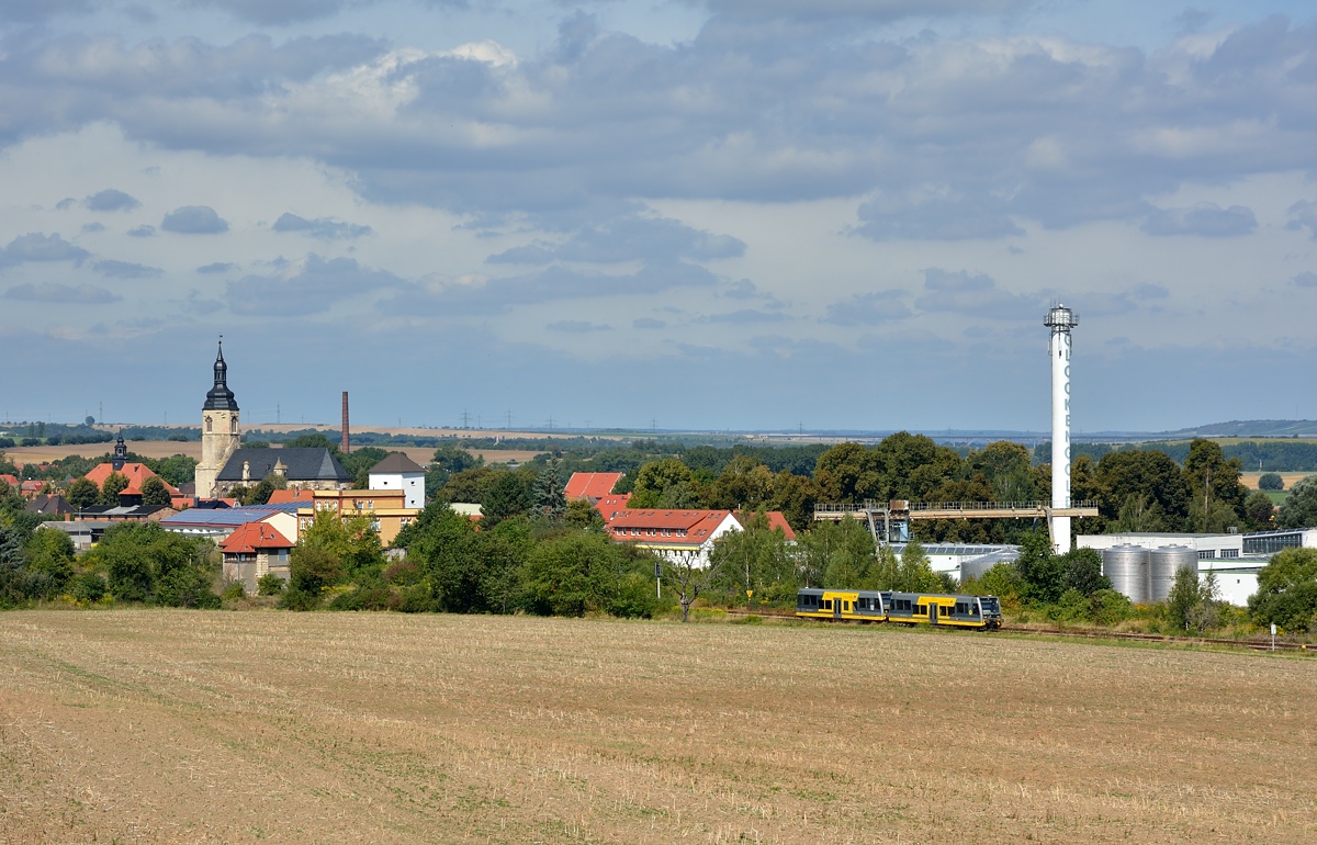 Burgenlandbahn 672 909 + 672 9xx als RB 34875 von Wangen nach Naumburg Ost, am 20.08.2016 in Laucha. (Foto: Hans-Jürgen Warg)
