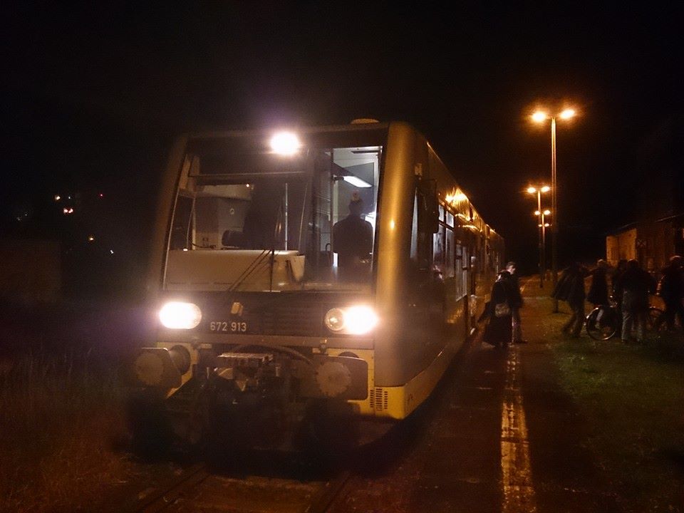 Burgenlandbahn 672 913 + 672 xxx als RB 34886  Weihnachtsmarkt-Express  aus Naumburg Ost, am 01.12.2013 in Ro�leben. Die Verl�ngerung dieser RB bis Ro�leben organisierte die IG Unstrutbahn e.V. (Foto: Pascal Matth�us)