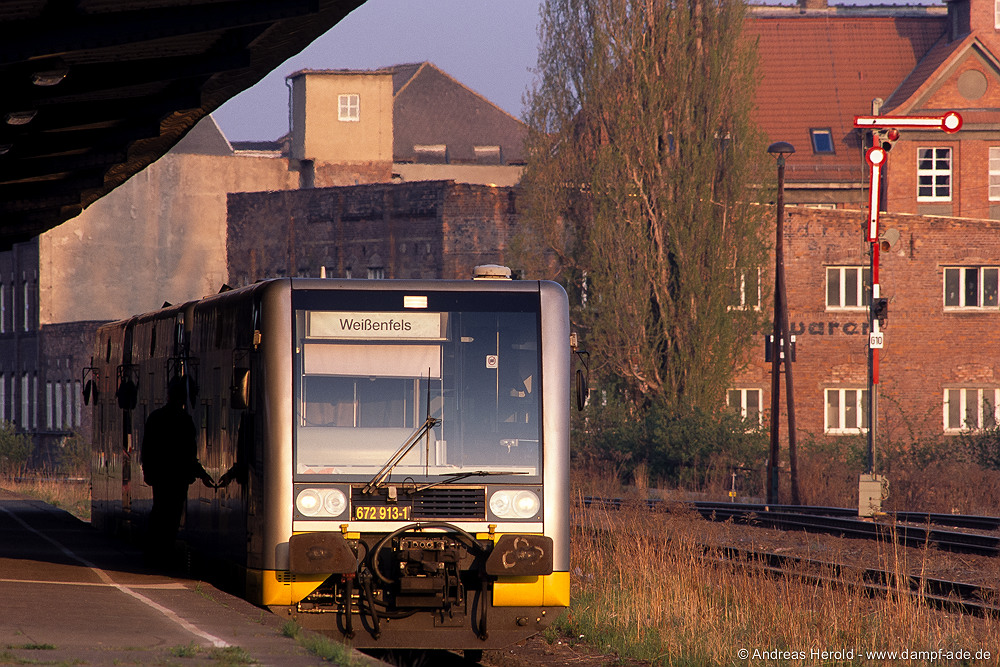 Burgenlandbahn 672 913 als RB Wei�enfels und Nebra (die hinteren Wagen, Zugteilung war in Teuchern), am 24.03.2005 in Zeitz. (Foto: Andreas Herold)